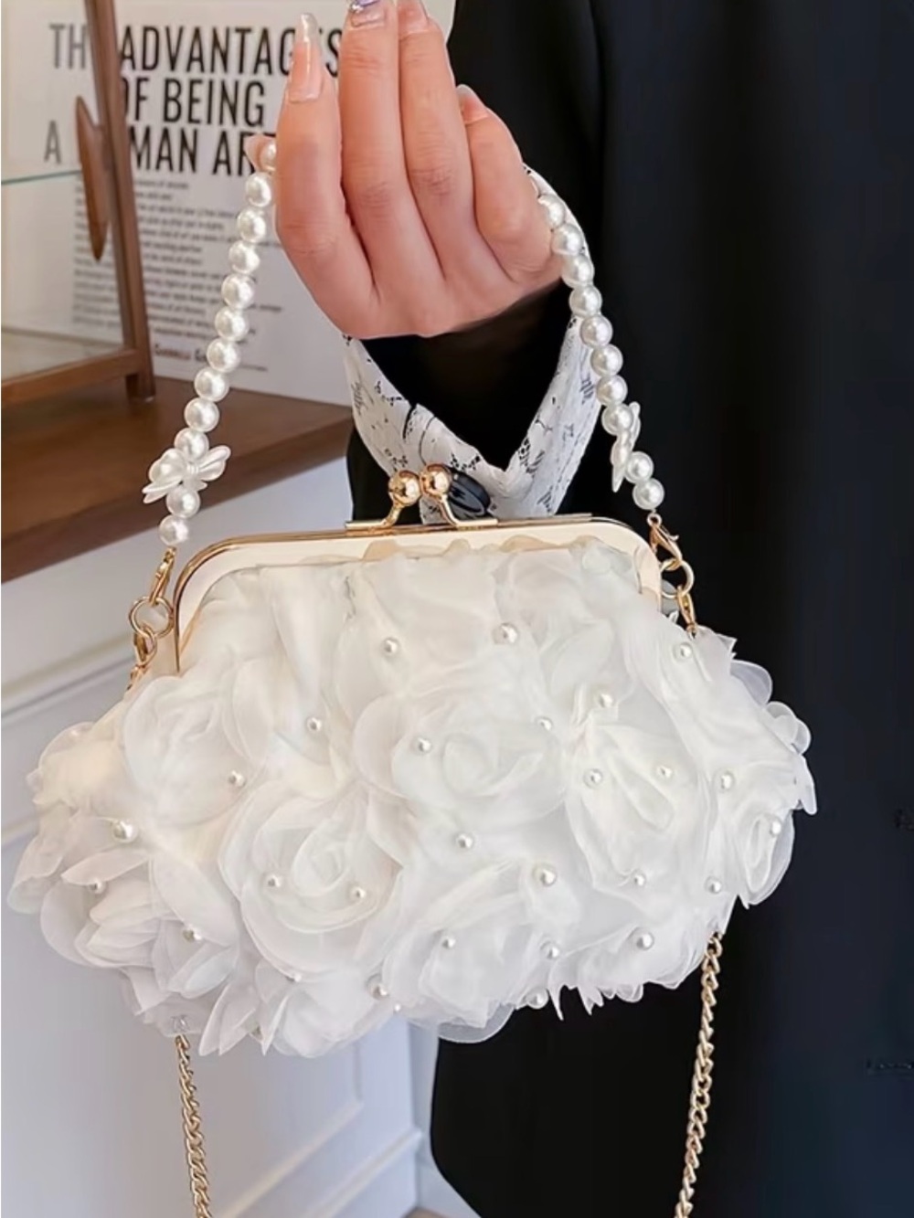 Elegant White Floral Pearl-Handle Evening Bag